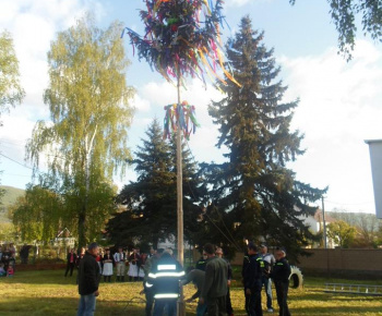 Fotogaléria podujatí / Stavanie mája